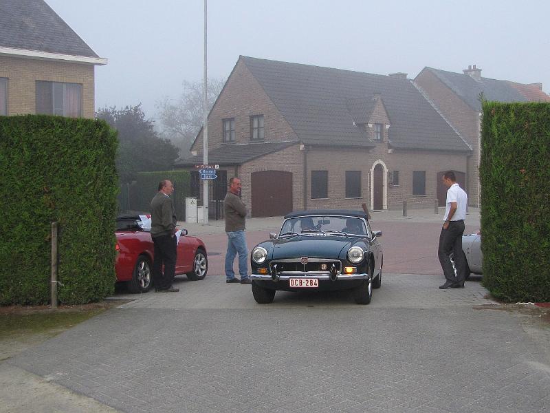 Vriendelijk onthaal in het Wiezenhof (1).JPG - Stilaan raakt de parking vol